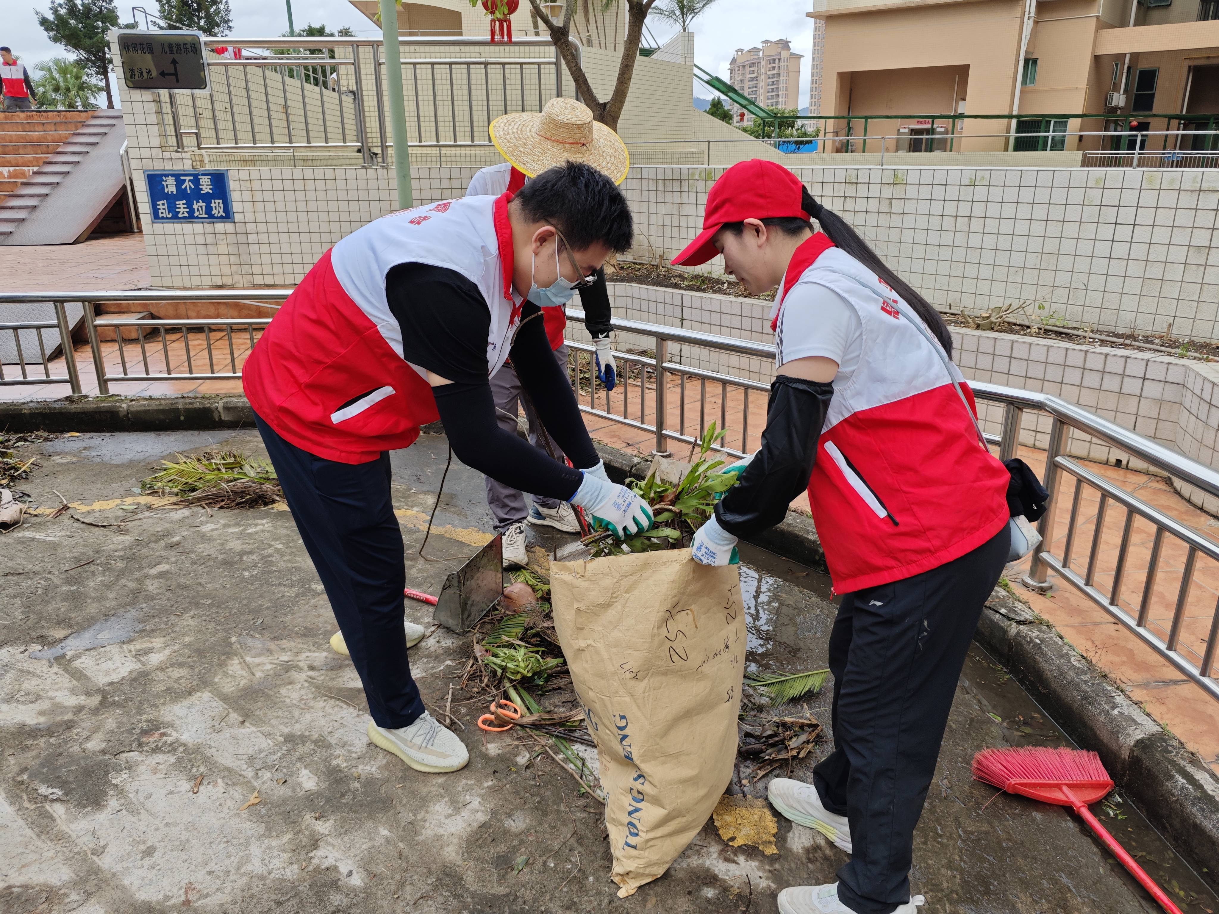 紀(jì)檢監(jiān)察干部下沉一線開展愛國衛(wèi)生運動